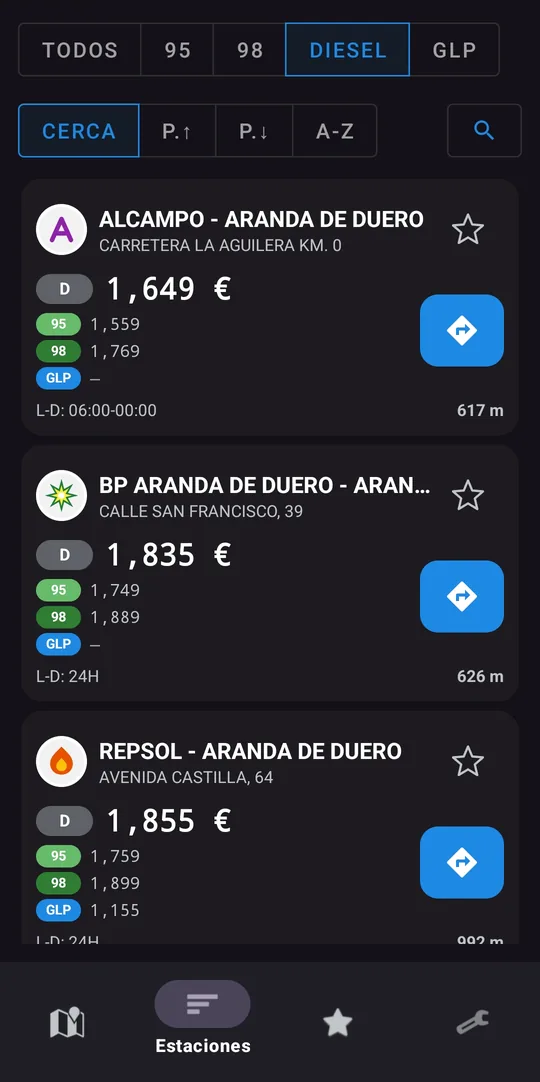 Pestaña Estaciones: lista de gasolineras cercanas con el precio del diésel destacado, los precios de 95, 98 y GLP, el horario y la distancia.