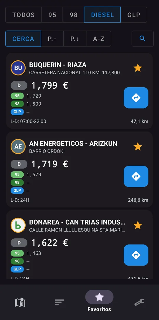 Pestaña Favoritos: las gasolineras marcadas con estrella, con sus precios y su distancia.