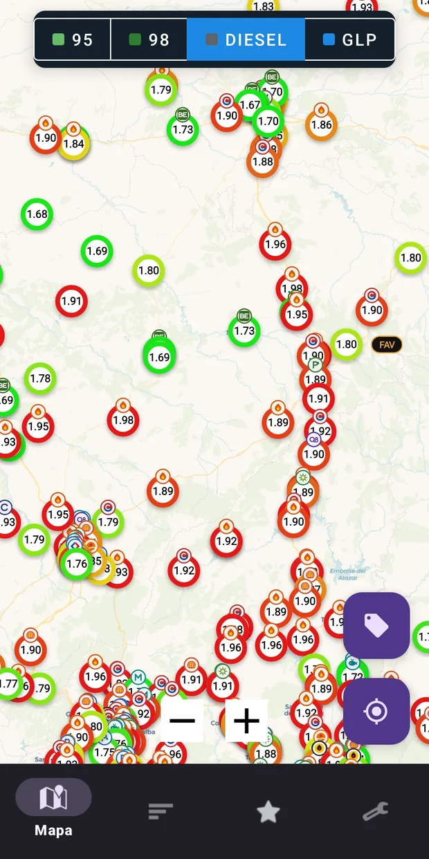 Mapa de FuelRadar One: decenas de gasolineras señaladas con su precio de diésel, en verde las más baratas y en rojo las más caras, con el selector de combustible arriba.