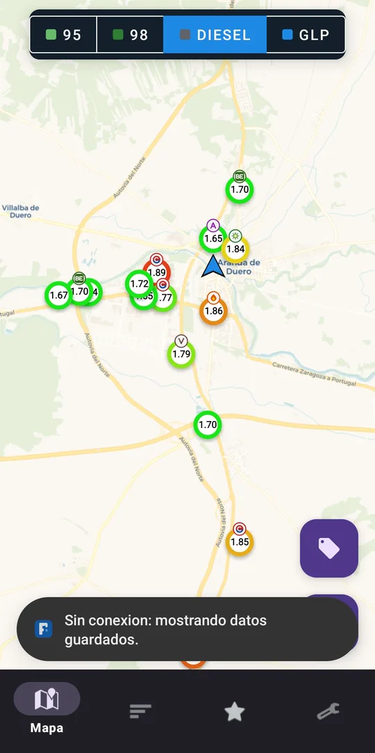 Mapa mostrando el aviso «Sin conexión: mostrando datos guardados» sobre las gasolineras de una ciudad.