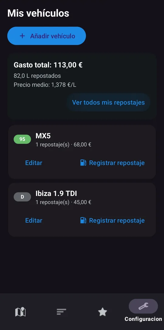 Pantalla Mis vehículos: gasto total, litros repostados y precio medio, y debajo dos coches con sus repostajes.